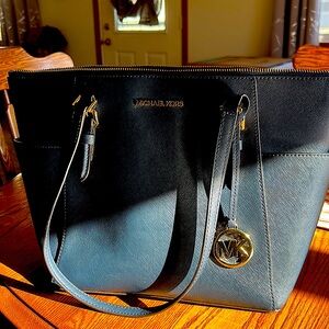 Micheal Kors leather purse